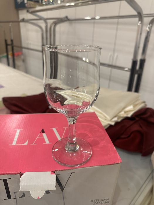 Vand pahare si cesti