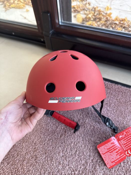 Червена каска за колелр