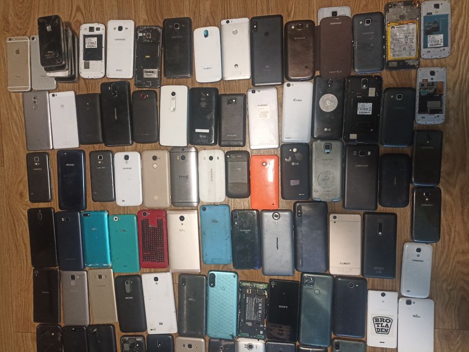 Vând lot 101 telefoane de piese