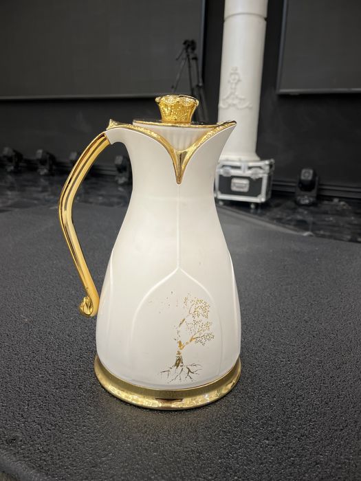 Термочайник черный и белый.