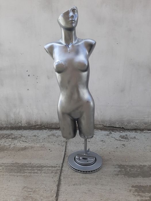 Манекен дамски  със желязна стойка