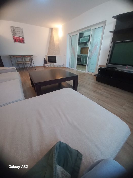 Proprietar .inchiriez apartament 3 camere otopeni central.