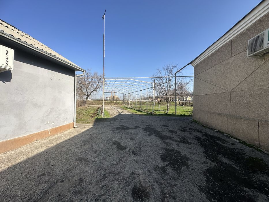 Катта ховлили уй сотилади