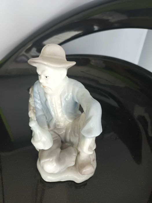 Красива порцеланова статуетка композиция