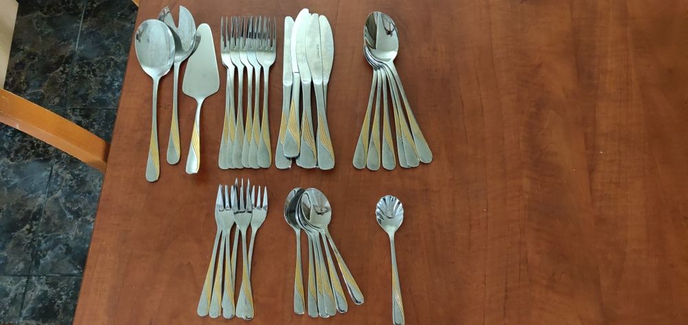 Set tacâmuri inox 18/10 cu detalii aurii