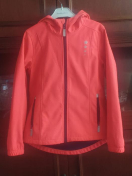 Продам куртку на девочку 8-9лет