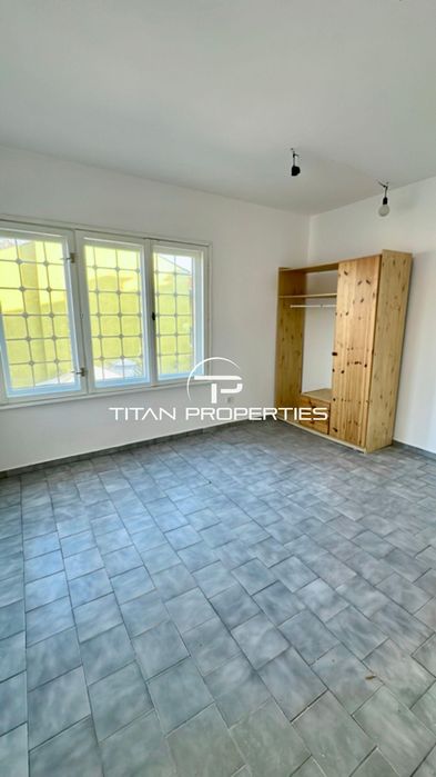 Дава се под наем Етаж от къща в Пловдив, Център - 100 кв.м за 448.8 € - Снимка #1