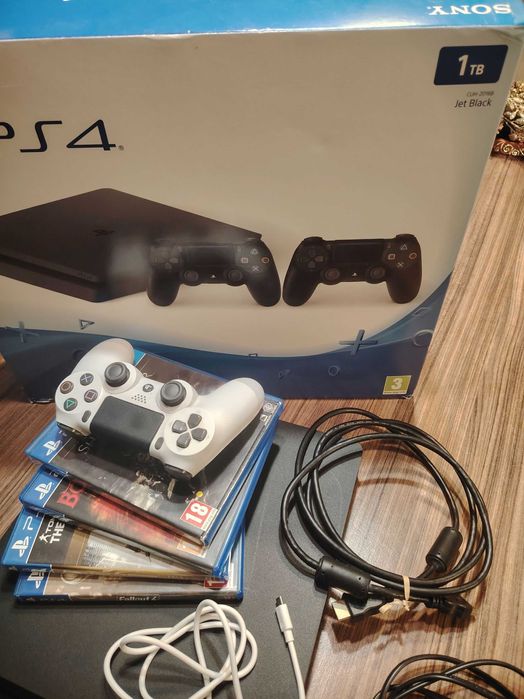 PS4 SLIM конзола 1 TB + 4 оригинални игри