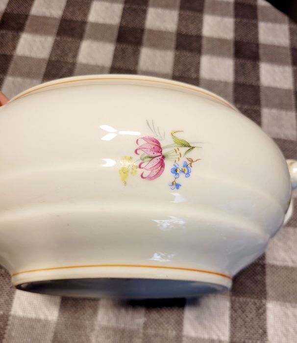 Порцеланов супник с капак! Състояние използвано като ново!