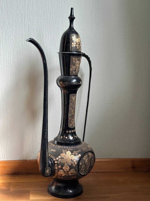 Кумган (кувшин) в восточном стиле, украшенный, Индия, латунь. 65 см