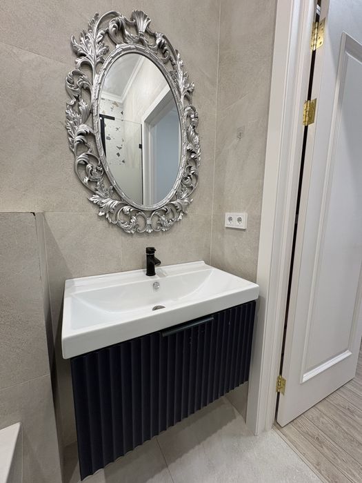 Продам б/у раковина с зеркалом и со смесителем.