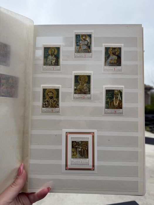 Голям класьор с различни пощенски марки