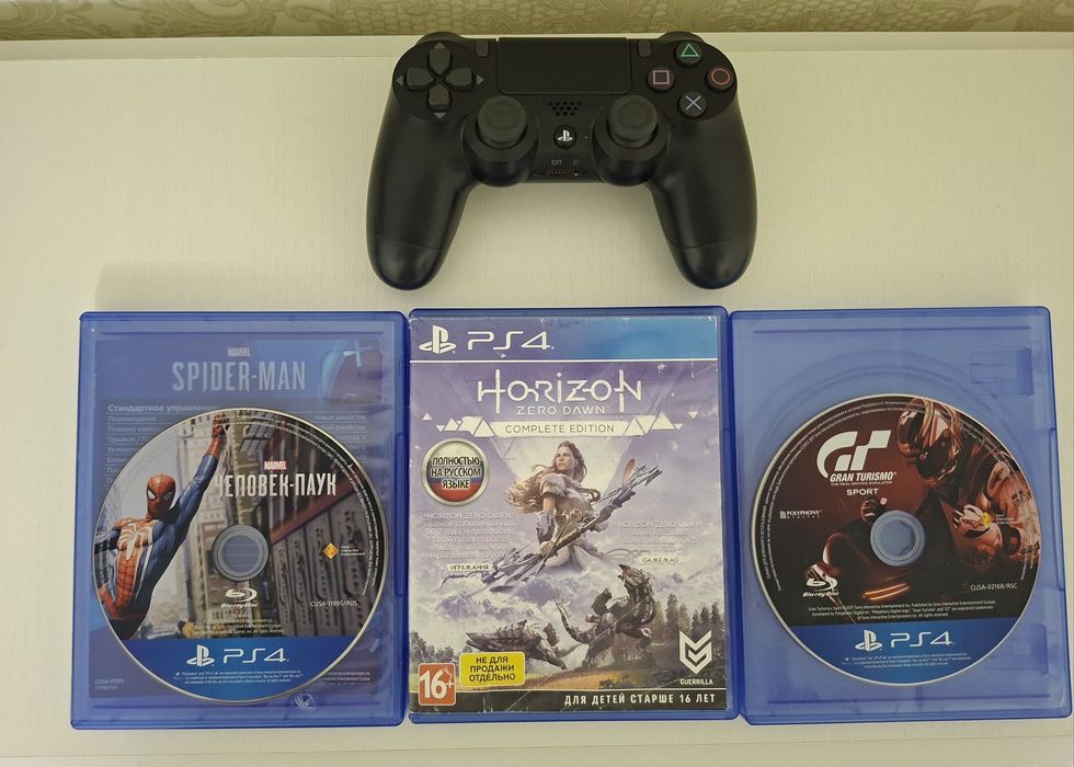 Диски и джойстик PlayStation 4