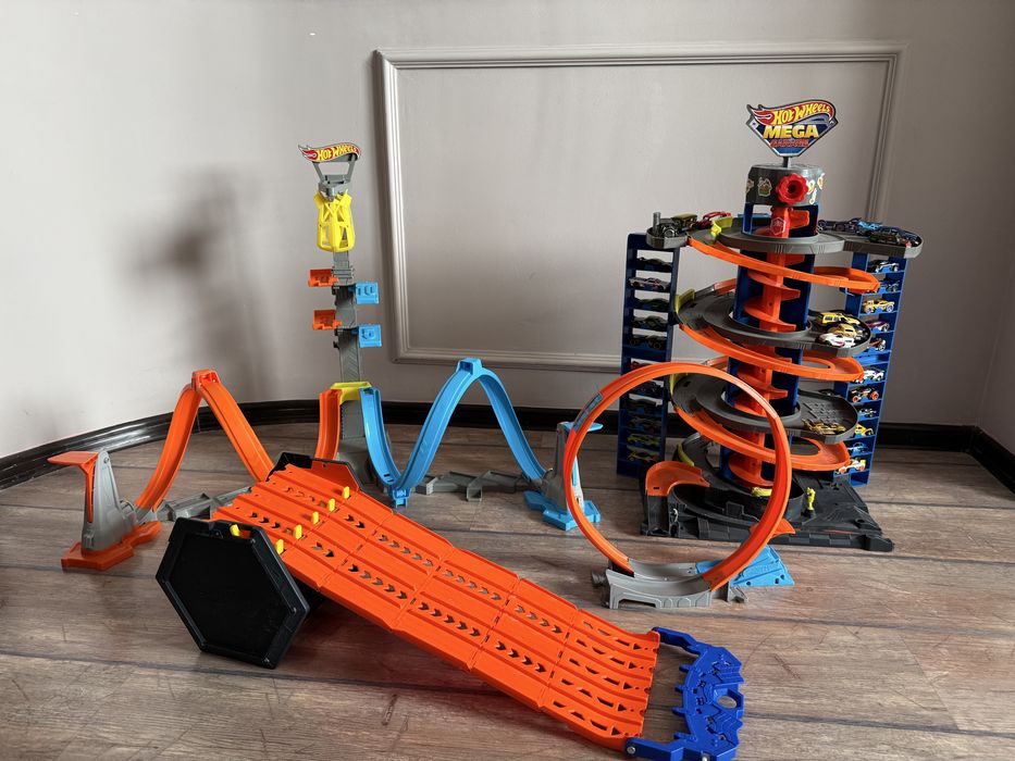 Город Hotweels и 165 машинок