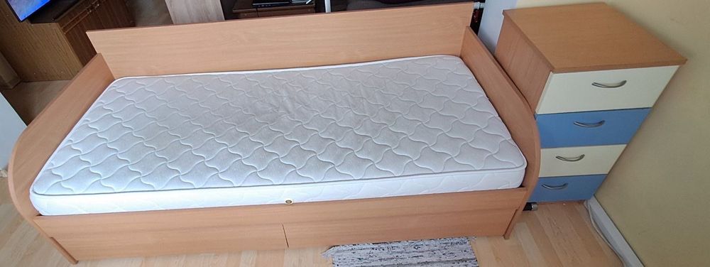 Комплект легло с матрак,малко шкафче и гардероб