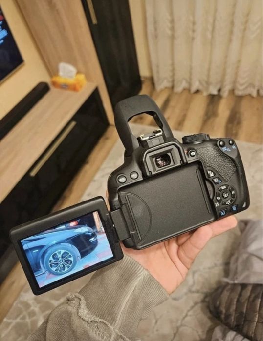 DSLR Canon EOS 700D