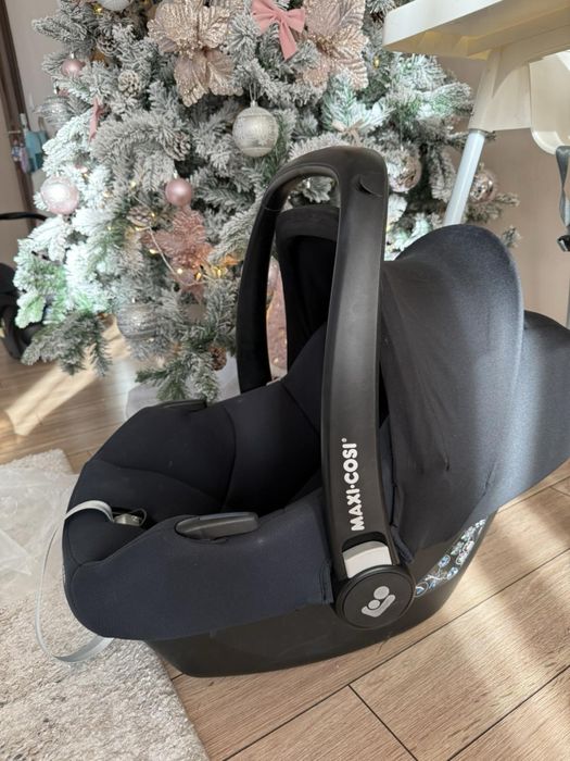 Продавам бебешка кошница за кола Maxi Cosi