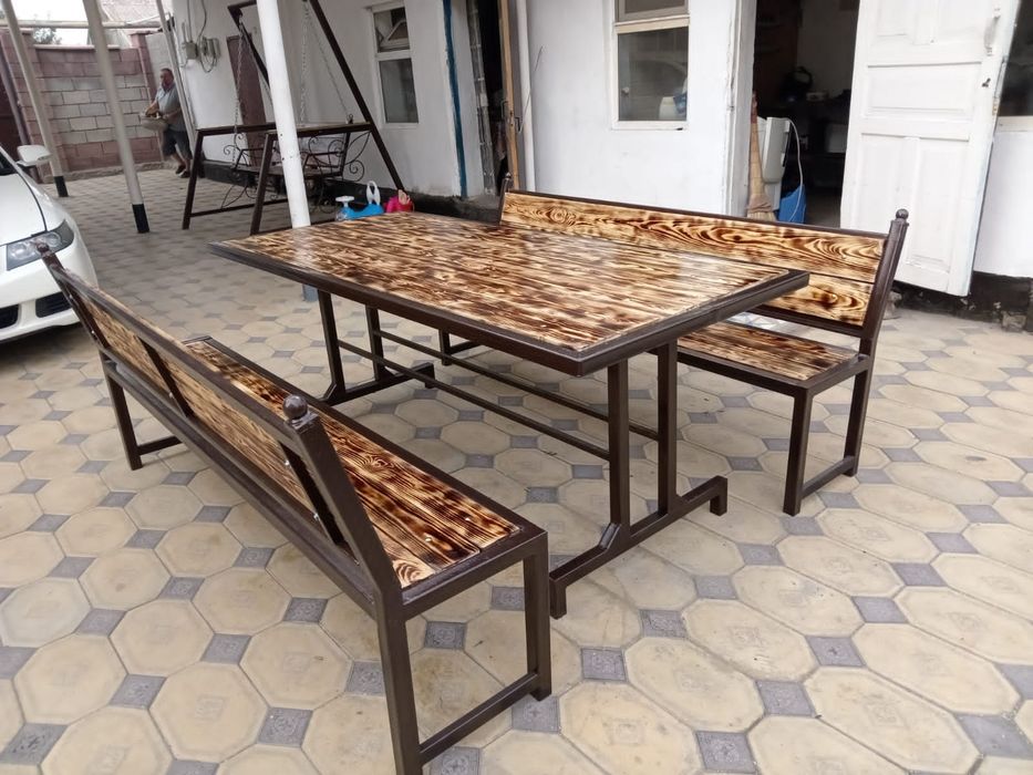 Стол и скамейка. Тапчан, беседка