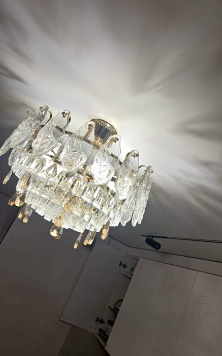 Стильная люстра в отличном состоянии