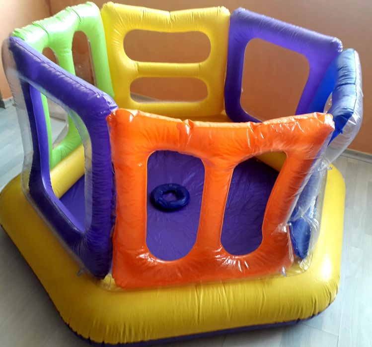 Надуваеми детски център.