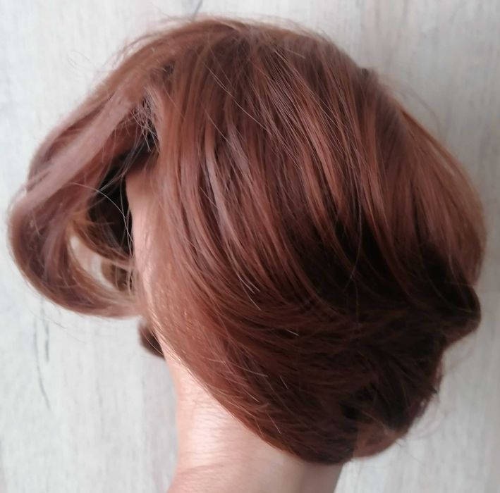 Стилна кестенява перука