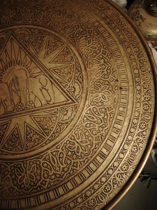 Superbă masa antica perioada anilor 1940.Stilul este o combinație între Secesiunea Vieneză și Art Deco, adesea cu influențe boeme sau orientale.
Origi