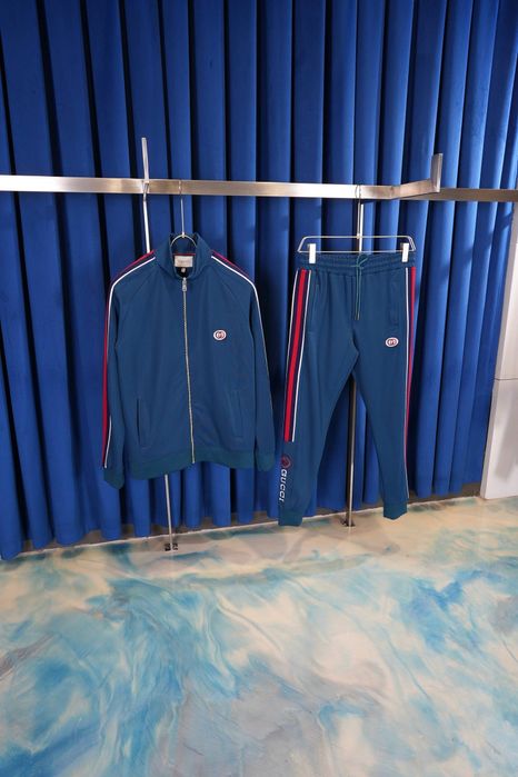 Oferta!! Trening Gucci,calitate luxury.Are o culoare superbă in realit