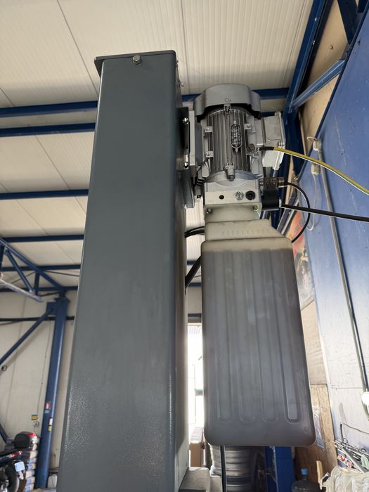 Vând elevator 380V ridicare 4t cu 3 segmente pe fata