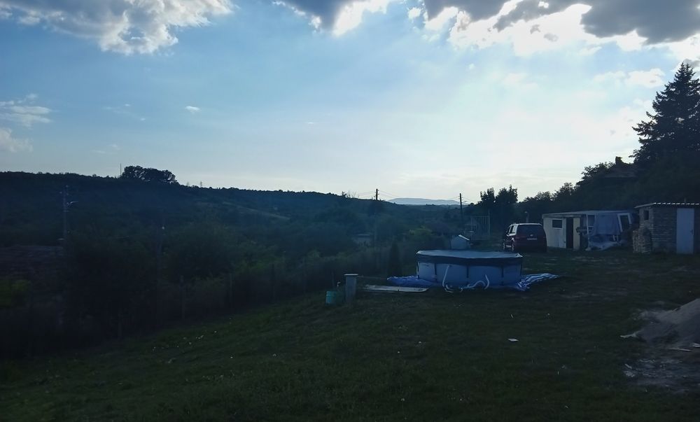 Полу завършена къща