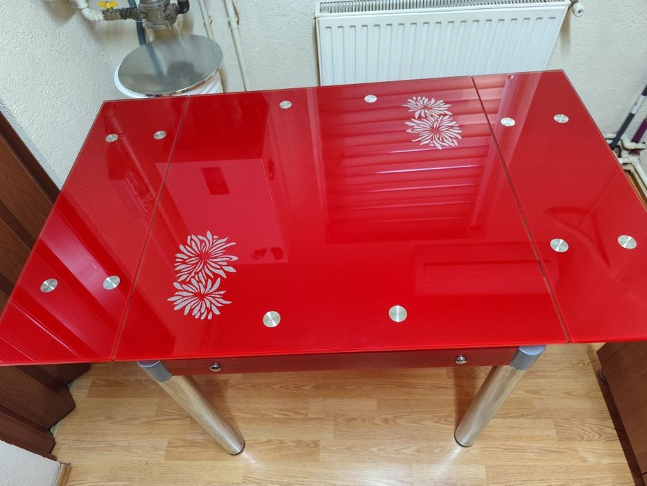 Masă sticlă extensibilă model deosebit