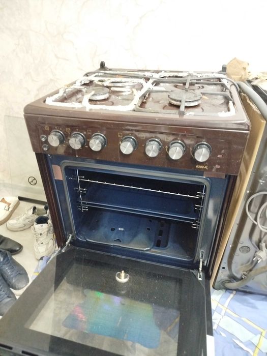 Gaz plita va shkaf sotiladi