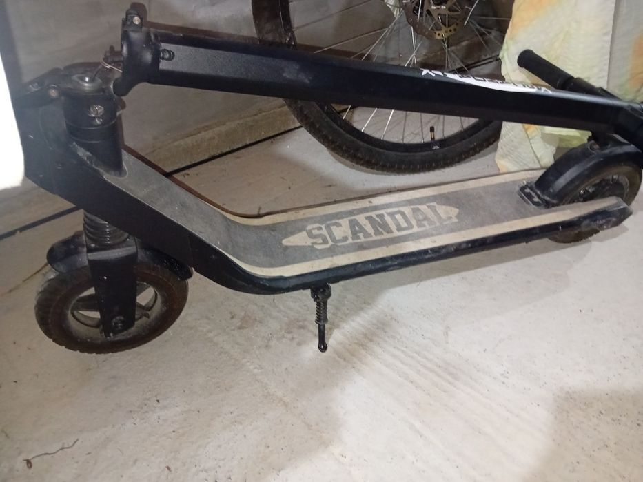 Se vând trotinete electrice