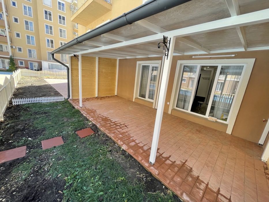 Apartament 2 camere de închiriat în Cosmopolis – parter, terasă mare, vedere și acces la piscină