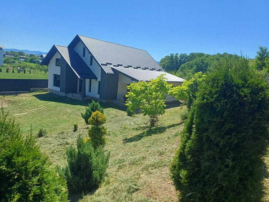 Casă parter 240mp + teren 900mp – Târgu Neamț
