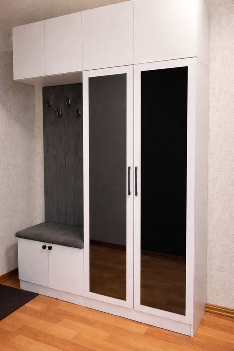 Прихожний шкаф продаеётся