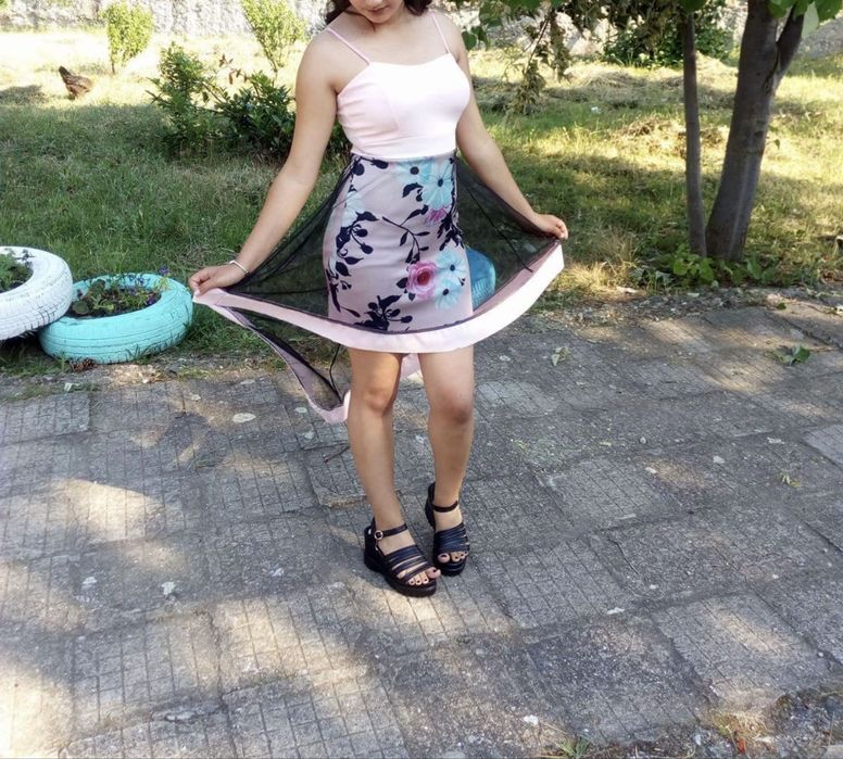 Дамска розова рокля с цветя и тюл