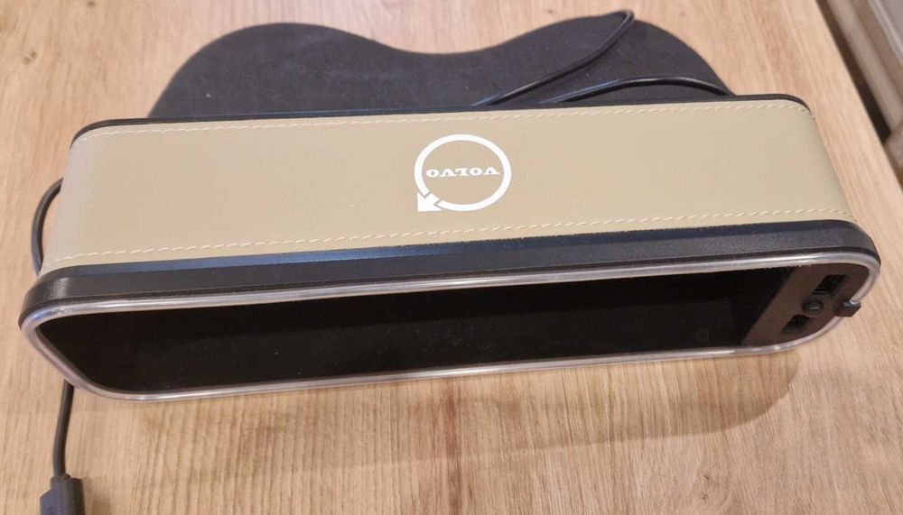 Продавам два броя органайзери с USB зарядно устройство за Volvo.