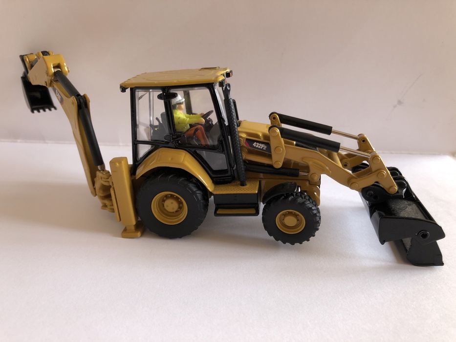 Închiriez buldoexcavator Komatsu cu sau fără deservent.