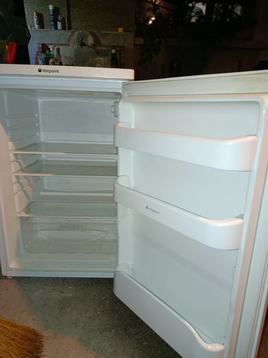 Малък хладилник хотпойнт аристон