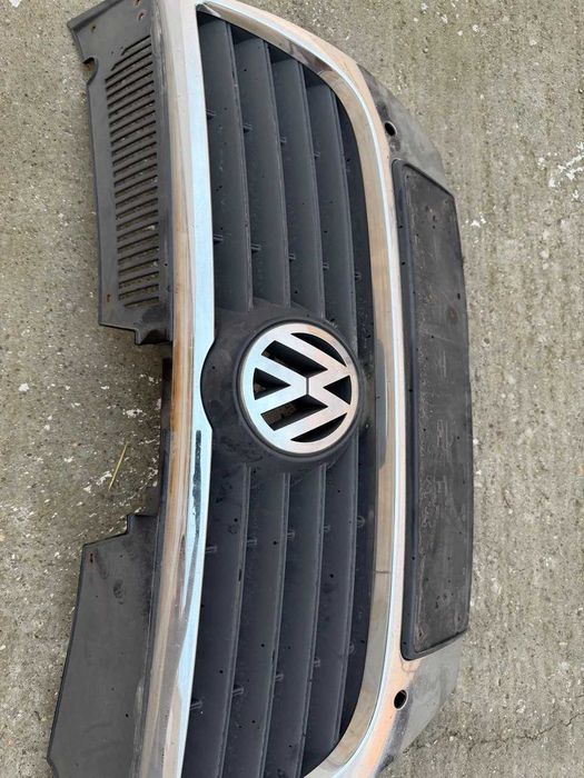 Grila radiator centrala vw passat b6 facelift 2009 model cu gauri pentru senzori