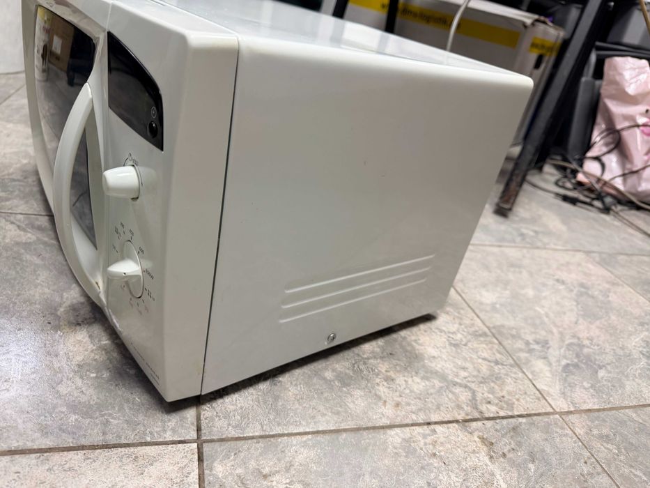 Микровълнова фурна Samsung  с грил , 850 W, 23 Литри