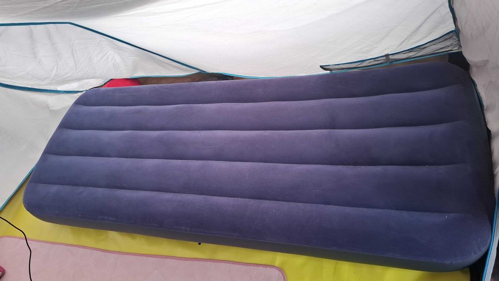 Saltea gonflabila INTEX pentru o persoana. dimensiuni: 191x76x25 in stare foarte buna (pentru camping , plaja, apa).