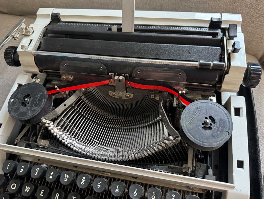 Olympia Regina de Luxe 1978 Made in GDR, Erika, valiză și manual