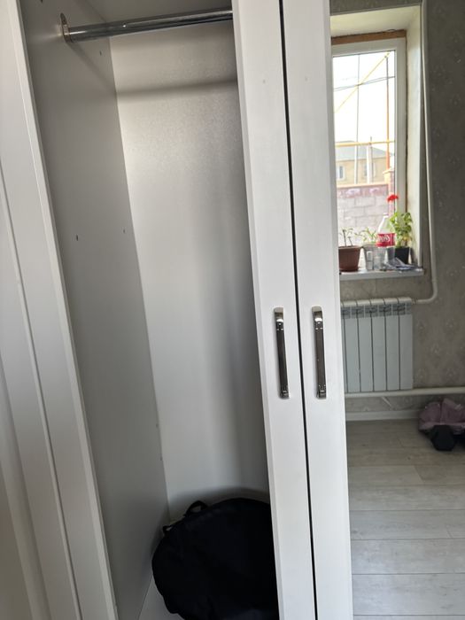 Шкаф большой.