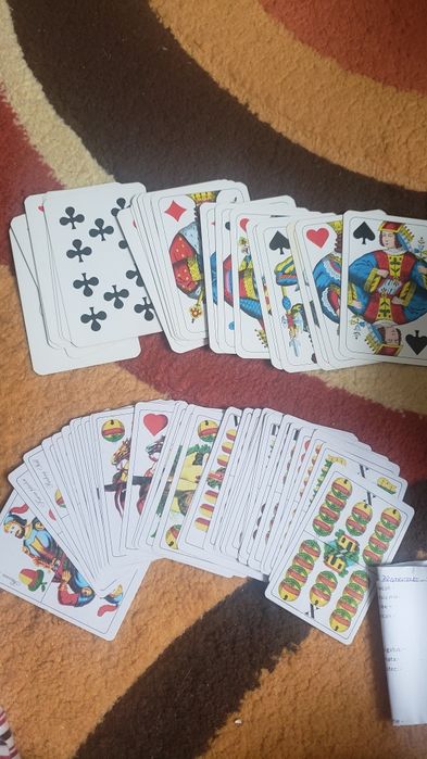 Vand  2 seturi carti de joc