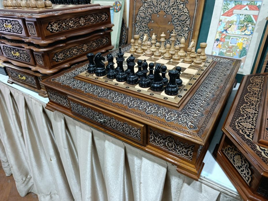 Шахматы Shaxmat 54-54 sm yongʻoq daraxtidan yasalgan