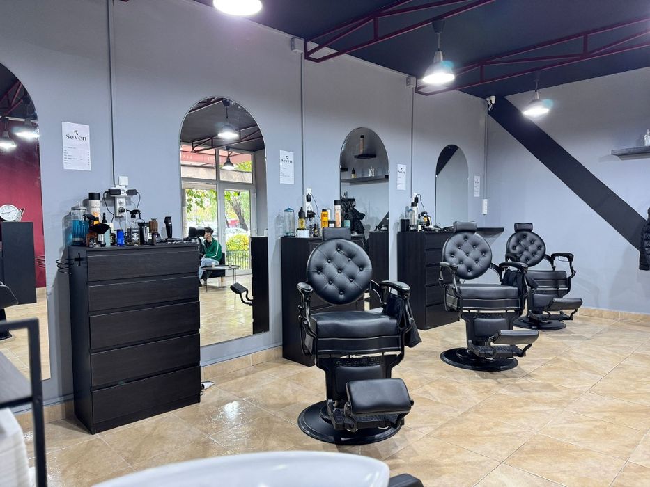 Vând scaun BarberShop și scafa