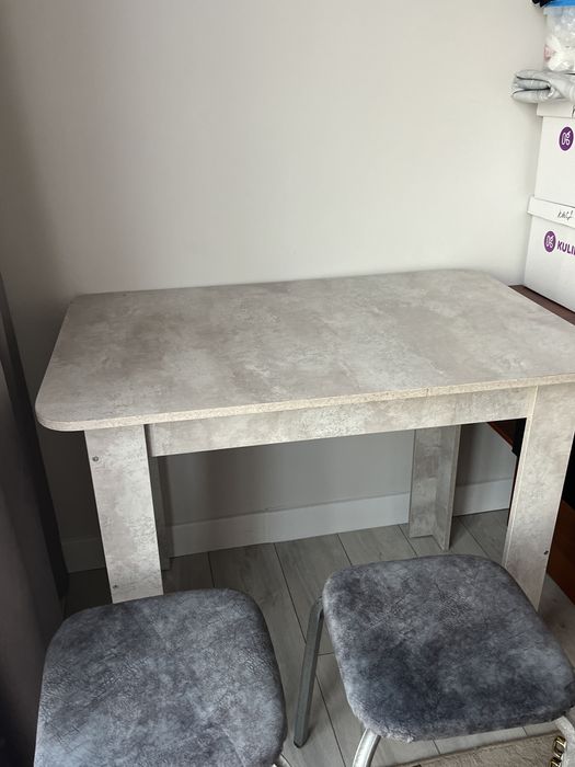 Продаётся стол со стульями (2 табуретки)