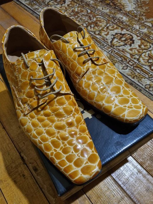 Обувки от змийска кожа