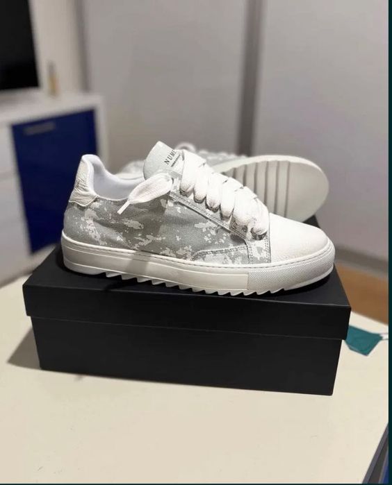 Adidași numeris culoarea alb mărimea 42 noi
